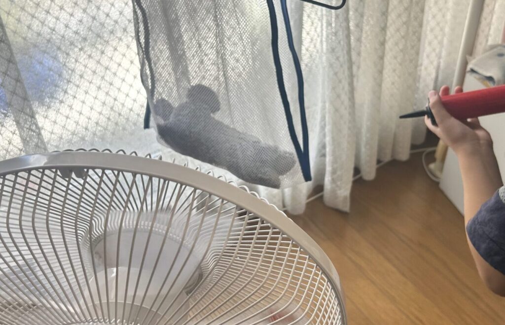 扇風機で風を受けてぬいぐるみを乾かす