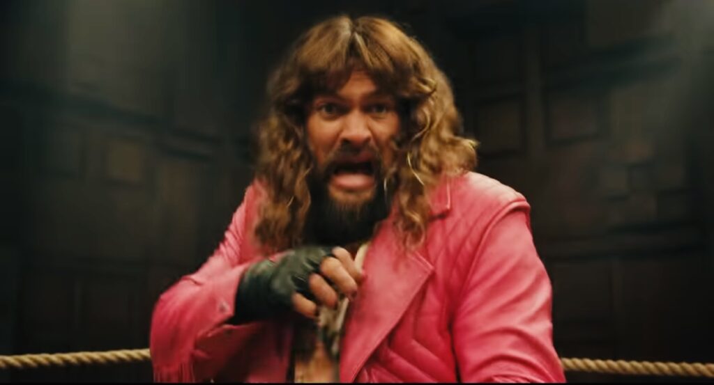 ジェイソン・モモア演じるギャレット　ガーベッジマンがチキンジョッキーの威嚇に驚くシーン